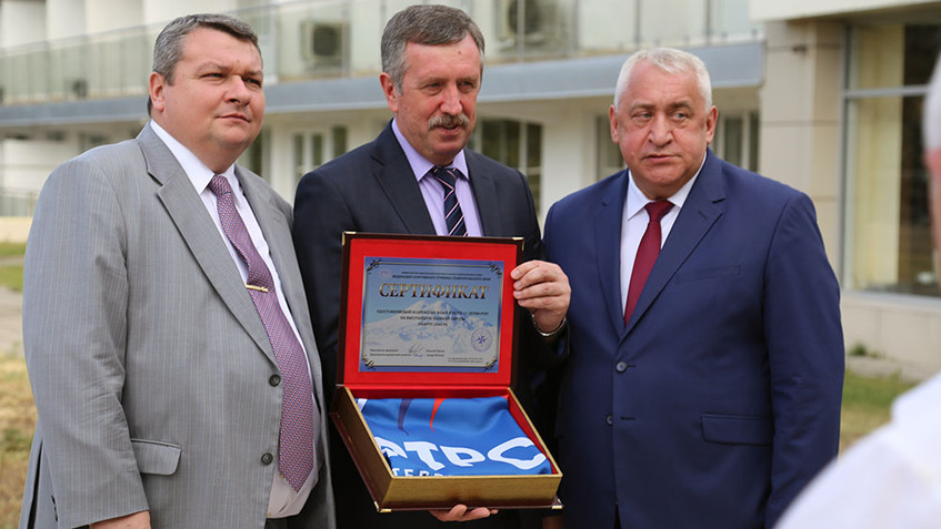 Вручение сертификата участникам группы, подтверждающее покорение Эльбруса