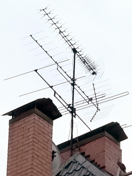 Трехсекционная антенна на крыше