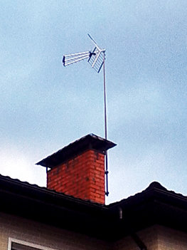 Установка антенны на крыше с подъемника