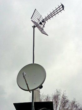 Эфирная и спутниковая антенны на трубе