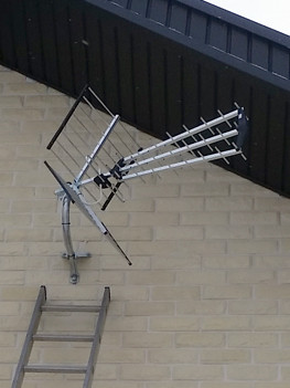Установка антенны с лестницы на фасаде