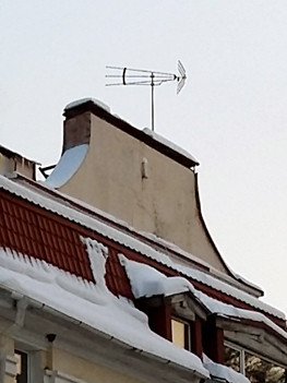 Установка антенны на крыше таунхауса